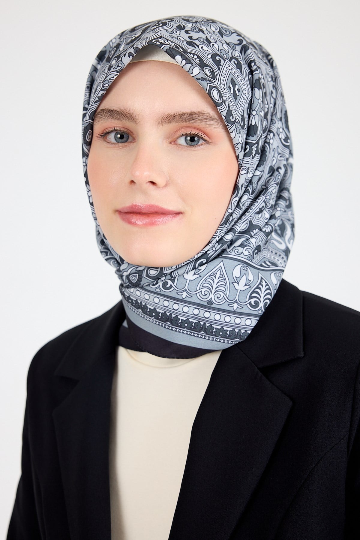 Siyah Etnik Desenli Eşarp 3013 3