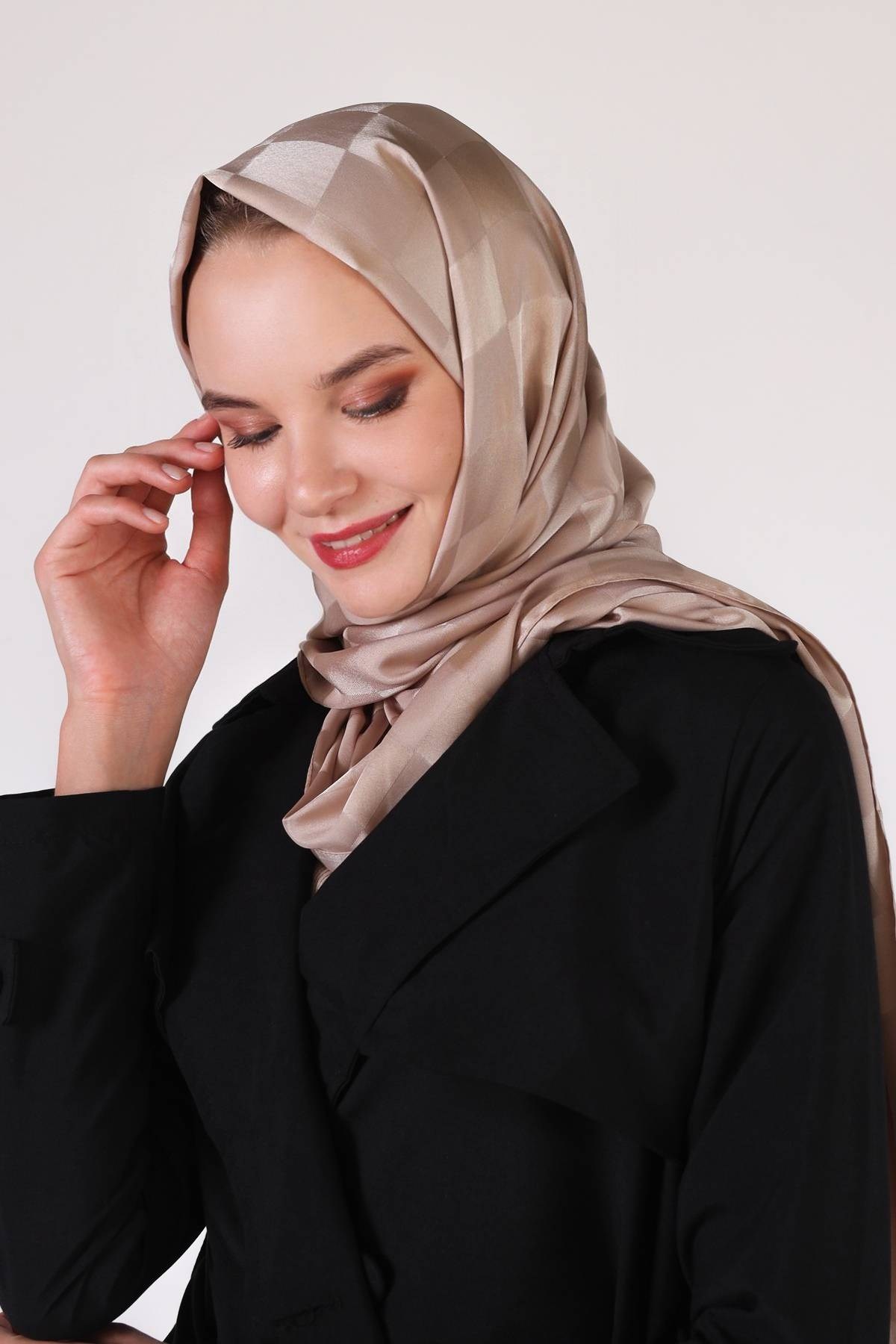 Daha Fazla Şal & Eşarp