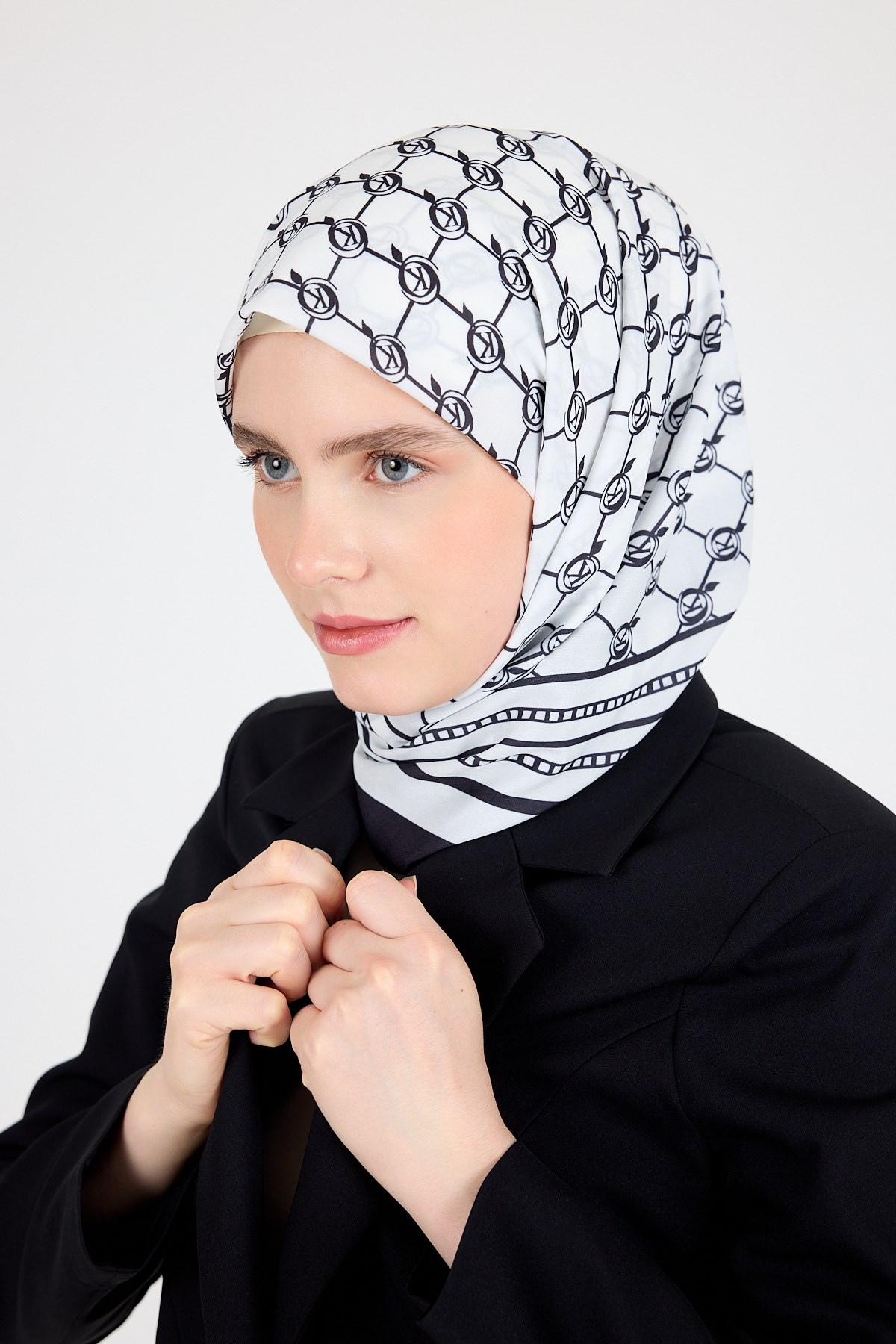 Siyah Monogram Desenli Eşarp 3015 4