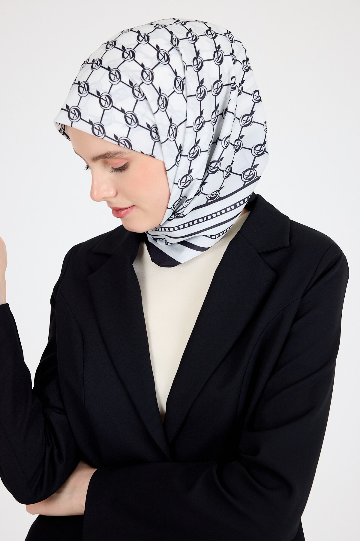 Siyah Monogram Desenli Eşarp 3015 6